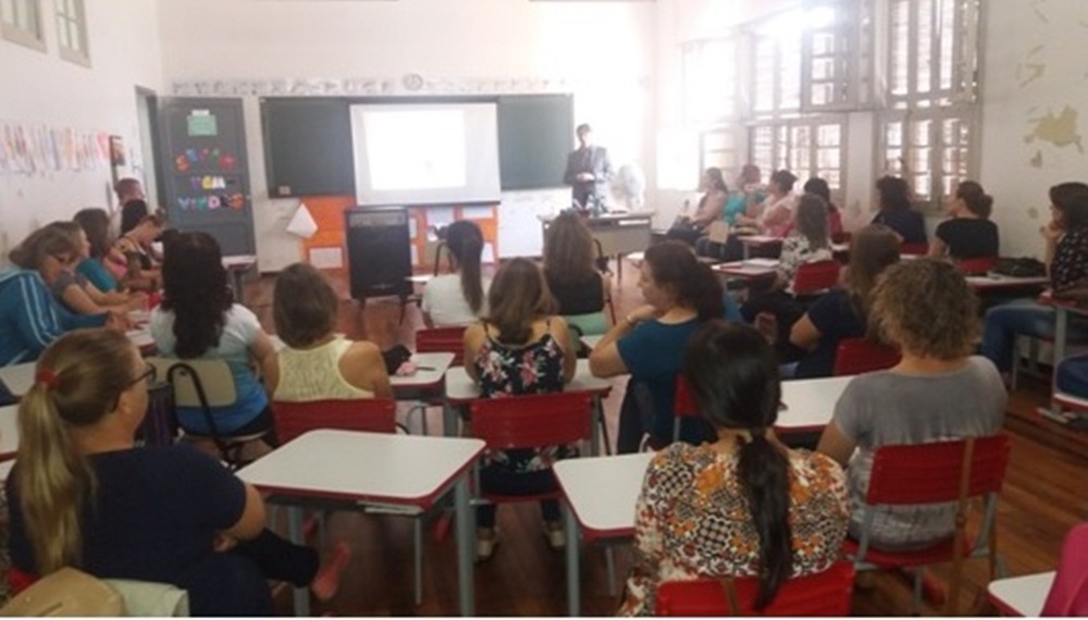 Ir para  <p>Os professores da Rede Municipal, Diretores das Escolas Estaduais e o Presidente da Associa&ccedil;&atilde;o Comercial do Munic&iacute;pio de Gaurama participaram de uma palestra, no dia 25 de abril, com o Delegado da Receita...