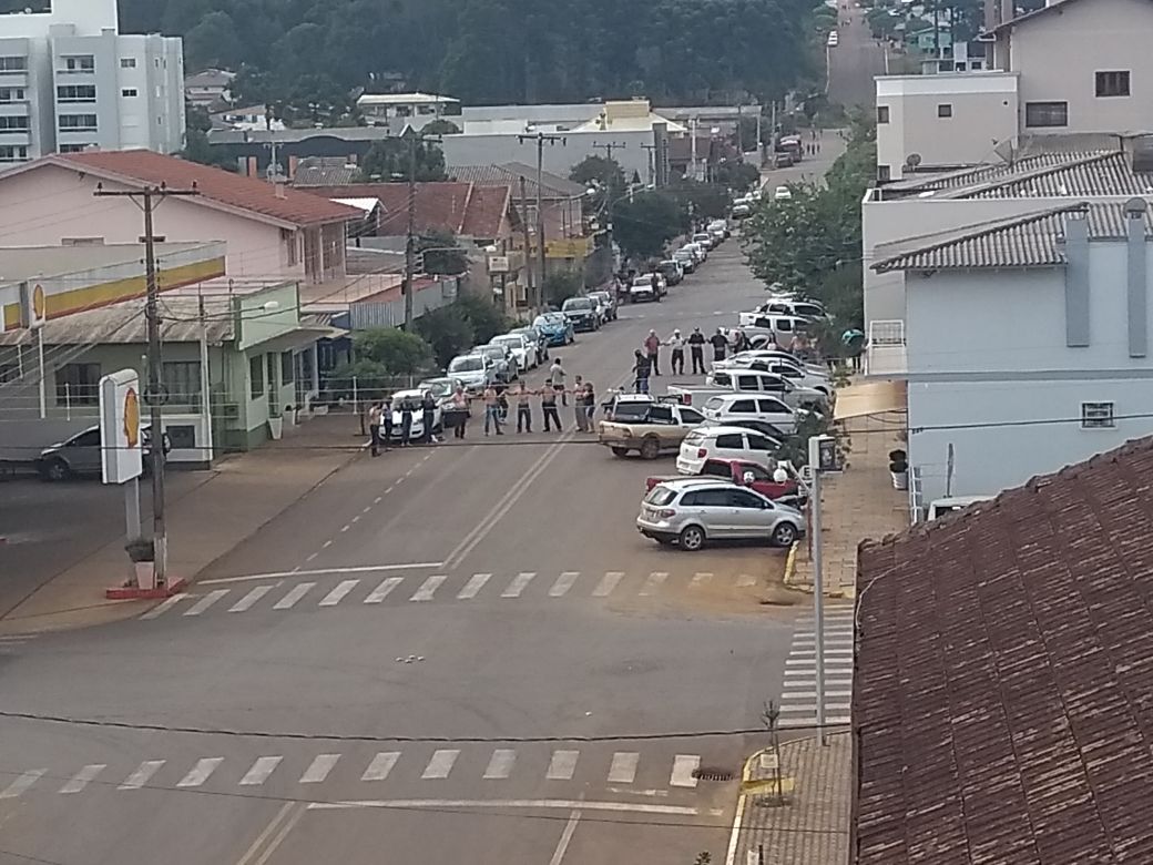 Ir para  <p><big>Hoje (02), por volta das 13h45min, duas ag&ecirc;ncias banc&aacute;rias &ndash; Banrisul e Banco do Brasil &ndash; e uma ag&ecirc;ncia lot&eacute;rica, da cidade de Ibiraiaras, foram assaltadas por um...