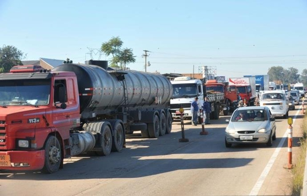 Ir para  <p>Os caminhoneiros retomaram, nesta ter&ccedil;a-feira, os protestos contra o aumento do pre&ccedil;o do &oacute;leo diesel no Rio Grande do Sul. As manifesta&ccedil;&otilde;es ocorrem &agrave;s margens de rodovias...