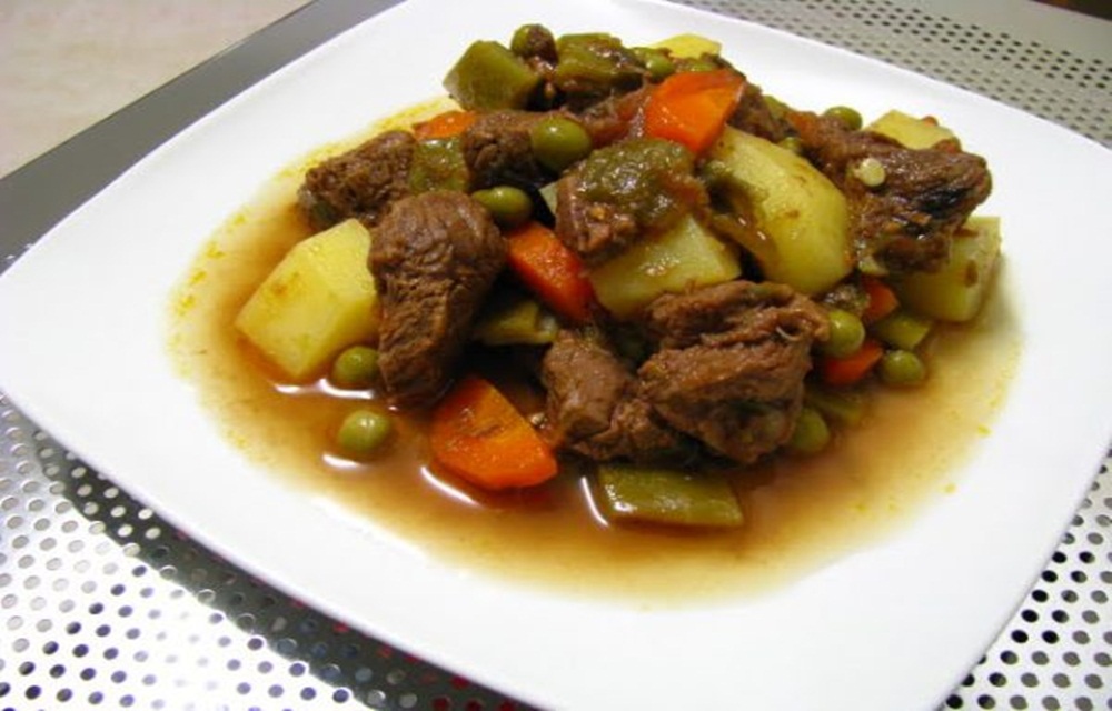 Ir para  <p>1 kg de carne de cabrito (paleta ou costelas);</p>

<p>3 dentes de alho socados;</p>

<p>1 x&iacute;cara (ch&aacute;) de vinho branco seco;</p>

<p>1 folha de...