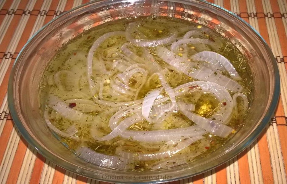 Ir para  <p>2 cebolas grandes (200 g) cortadas em fatias finas;</p>

<p>3/4 de x&iacute;cara (ch&aacute;) de vinagre;</p>

<p>1 e 1/2 x&iacute;cara (ch&aacute;) de &aacute;gua;</p>

<p>2...