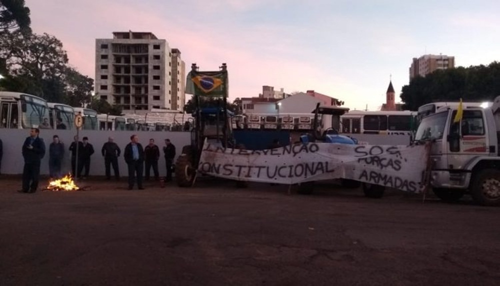 Ir para  <p>Um grupo de caminhoneiros bloqueou a sa&iacute;da dos &ocirc;nibus urbanos na manh&atilde; desta quarta-feira, 30 de maio, em Erechim. Os manifestantes usaram caminh&otilde;es e tratores para bloquear o port&atilde;o...