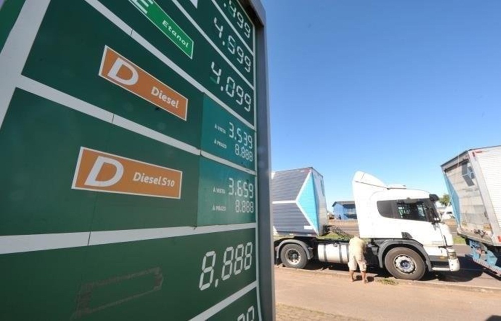 Ir para  <p>O governo firmar&aacute; um acordo com a Federa&ccedil;&atilde;o Nacional do Com&eacute;rcio de Combust&iacute;veis e Lubrificantes (Fecombust&iacute;veis) para garantir o repasse do desconto de R$ 0,46 no litro...
