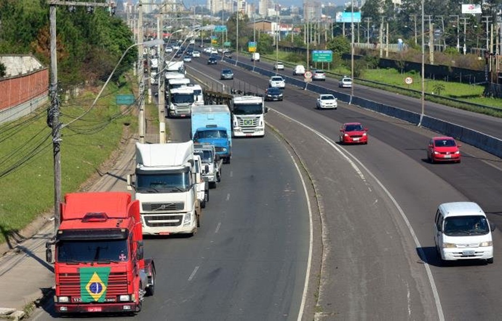 Ir para  <p>Na tentativa de suprir as despesas oriundas do acordo com os caminhoneiros, o governo federal vai reduzir incentivos fiscais para exportadores e as ind&uacute;strias qu&iacute;mica e de refrigerante, cortar recursos em...
