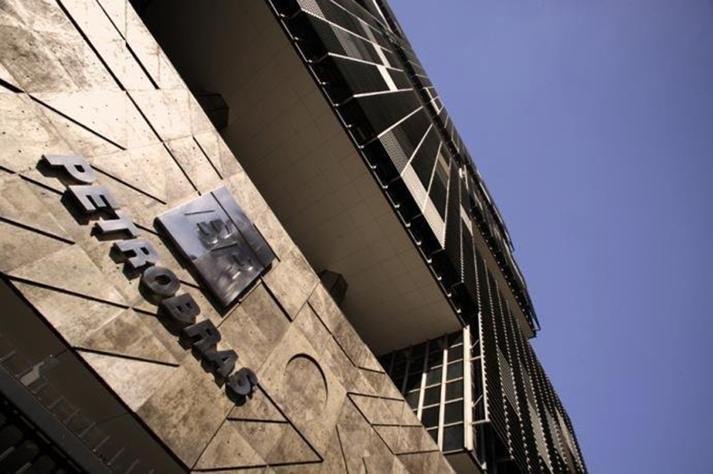Ir para  <p>A Petrobras aumentou neste s&aacute;bado em 2,25% o pre&ccedil;o da gasolina em suas refinarias. De sexta-feira para hoje, o litro do combust&iacute;vel ficou 4 centavos mais caro, ao passar de R$ 1,9671 para R$ 2,0113, de...