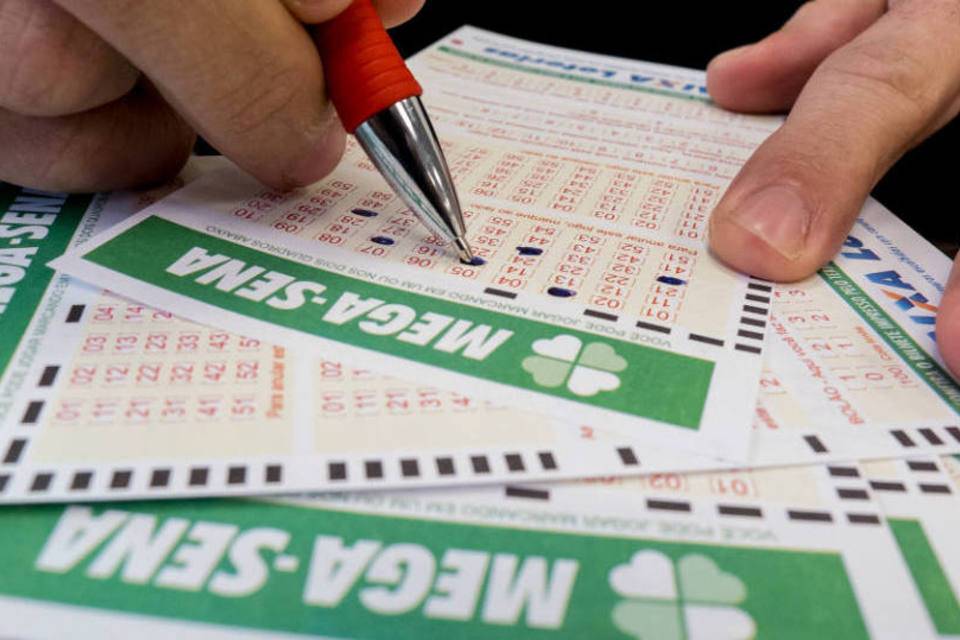 Ir para  <p>O concurso n&deg; 2046 da Mega-Sena, realizado no &uacute;ltimo s&aacute;bado, n&atilde;o teve acertador das 6 dezenas e o pr&ecirc;mio estimado para o pr&oacute;ximo sorteio &eacute; de R$ 5,5...