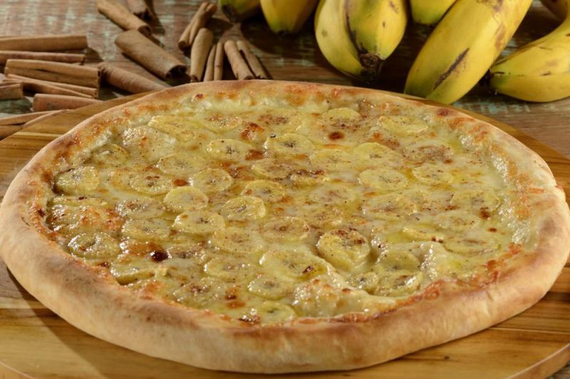 Ir para  <p>10 colheres (sopa) de leite condensado;&nbsp;<br />
4 bananas-nanicas cortadas em rodelas;<br />
canela em p&oacute; a gosto;<br />
2 discos de pizza grandes;</p>

<p><strong>Modo de...
