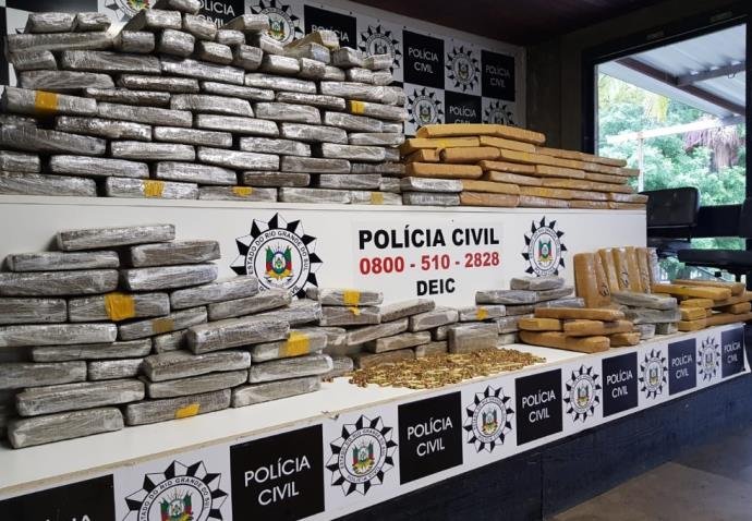 Ir para  <p>Quase 170 quilos de maconha e 500 muni&ccedil;&otilde;es de calibre 9mm foram apreendidos nesse domingo em Tr&ecirc;s Palmeiras, cidada da Zona da Produ&ccedil;&atilde;o do Rio Grande do Sul. A apreens&atilde;o da...