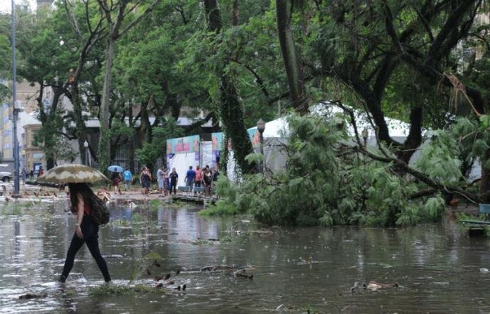 Ir para  <p>Ap&oacute;s um domingo de muita chuva em todo o Rio Grande do Sul, o tempo adverso se intensifica no Estado nesta segunda-feira, com chance de temporal, vento forte e granizo. A mudan&ccedil;a clim&aacute;tica &eacute;...