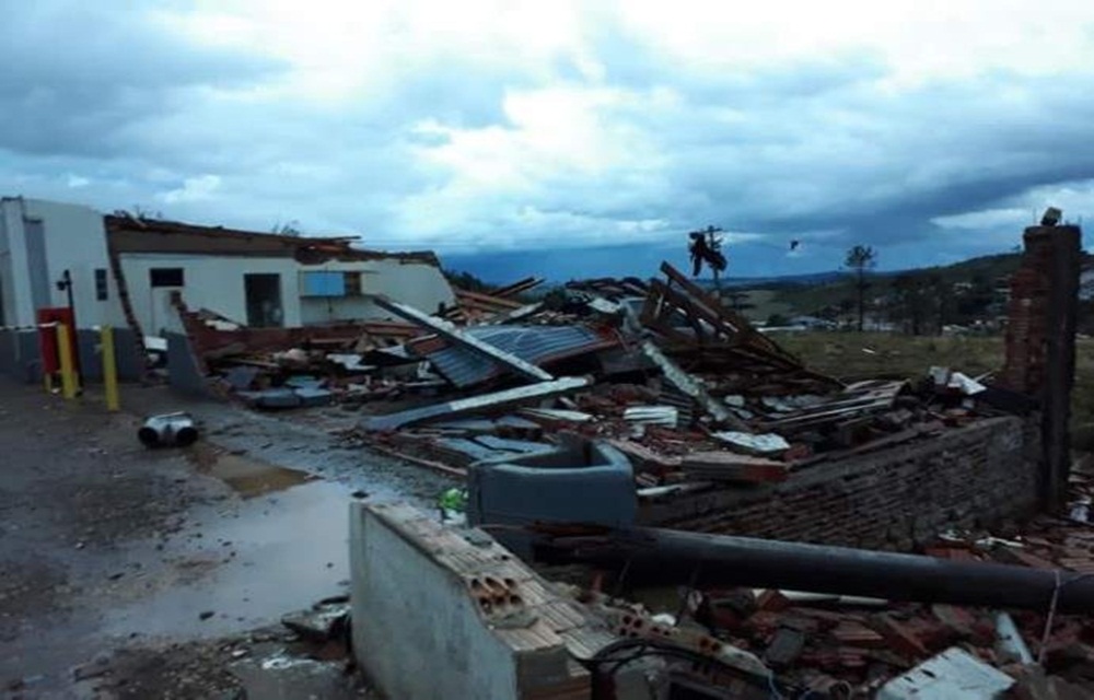 Ir para  <p>O forte vento e a chuva incessante - que atingem Cir&iacute;aco, na regi&atilde;o do Planalto do Rio Grande do Sul - causaram a morte de um morador. De acordo com a Brigada Militar, Jos&eacute; Alves Nunes, de 53 anos, morreu...