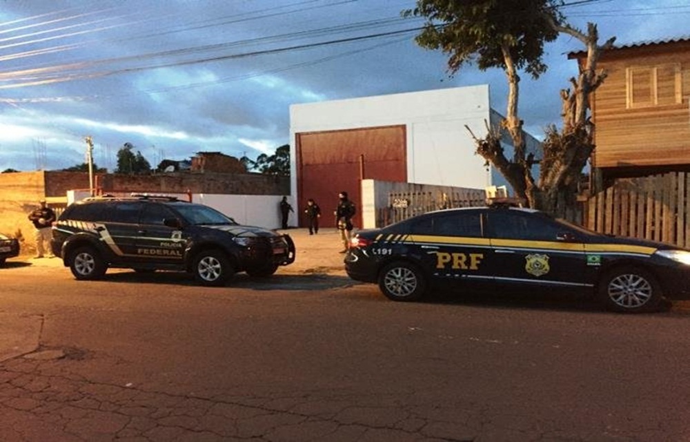 Ir para  <p>Uma ofensiva da Pol&iacute;cia Federal e da Pol&iacute;cia Rodovi&aacute;ria Federal (PRF) combate uma rede de distribuidores de cigarros contrabandeados que atua no Rio Grande do Sul, Santa Catarina, Paran&aacute; e no...