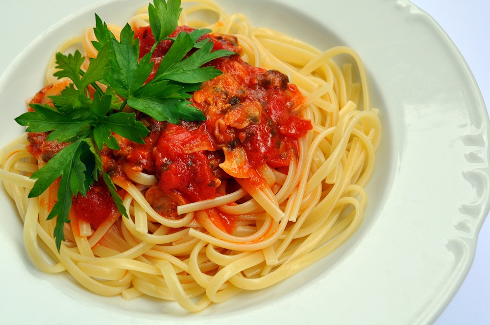 Ir para  <p>&frac12; kg de tomates-cerejas vermelhos;&nbsp;<br />
&frac12; kg de tomates-cerejas amarelos;<br />
150 ml de vinho branco;&nbsp;<br />
2 dentes de alho, cortados em tirinhas;&nbsp;<br...