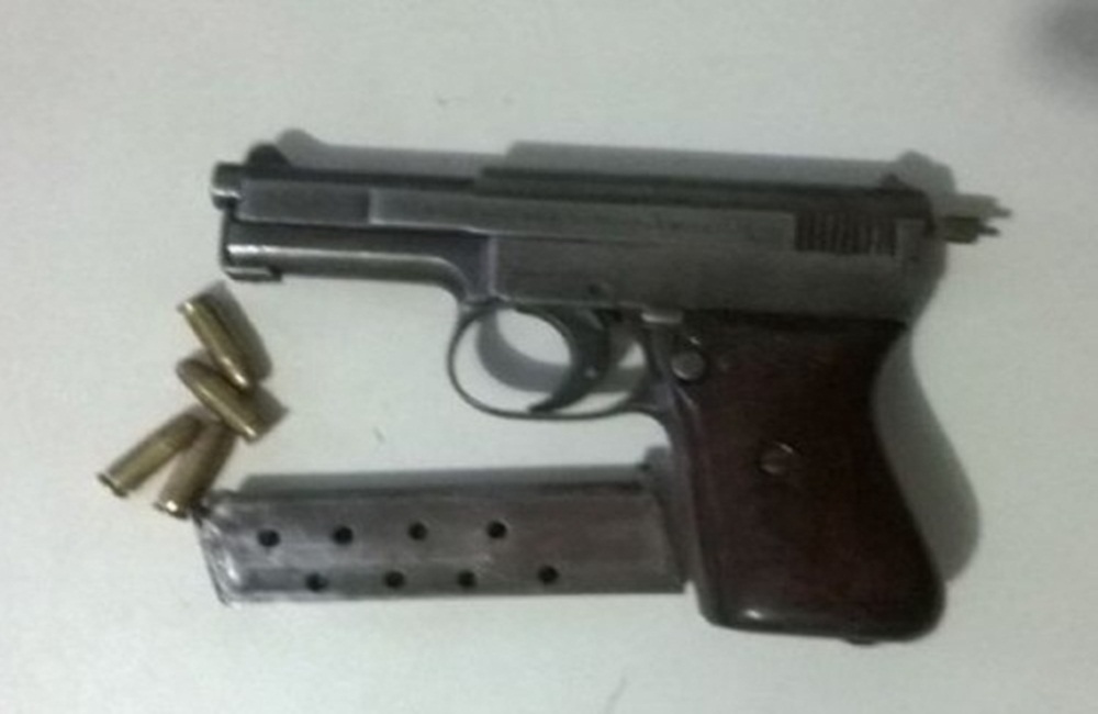 Ir para  <p>Os agentes penitenci&aacute;rios do Pres&iacute;dio Estadual de Erechim conseguiram localizar uma arma de fogo que estava em posse dos detentos. O delegado penitenci&aacute;rio regional Rosalvaro Portella, confirmou a...