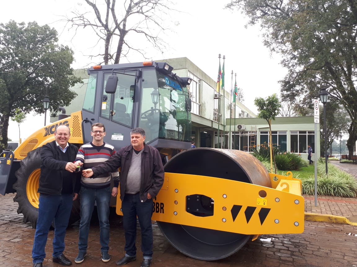 Ir para  <p><big>Na semana que se passou, foi recebido pelo Prefeito Municipal Leandro M&aacute;rio Puton, pelo Vice Prefeito Elias Seibt e pelo Secret&aacute;rio de Obras, Alcidir Federle, um rolo compactador novo, para renovar e...