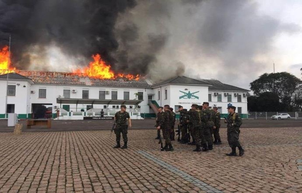 Ir para  <p>O inc&ecirc;ndio que atingiu o <strong><a href="http://www.correiodopovo.com.br/Noticias/Geral/2018/07/655145/Incendio-destroi-parte-do-predio-do-Batalhao-de-Infantaria-Motorizada-de-Sao-Leopoldo"...