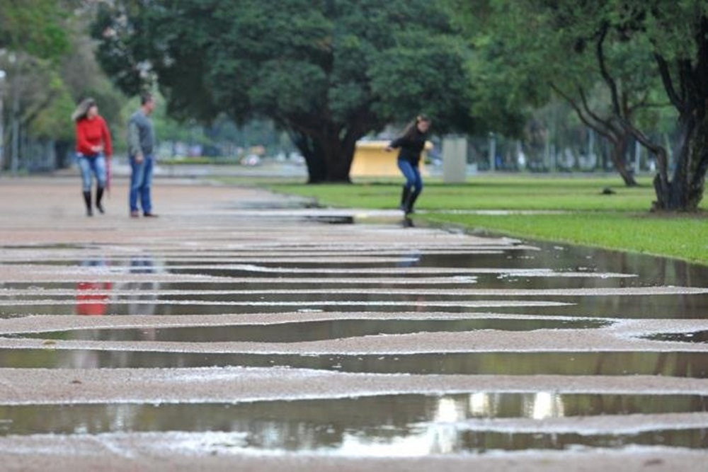 Ir para  <p>A quarta-feira ser&aacute; mais um dia de muitas nuvens no Rio Grande do Sul, segundo a MetSul Meteorologia. O tempo fica mais fechado do Centro para o Norte do Estado, onde chove no decorrer do dia com intervalos de melhoria. Em...