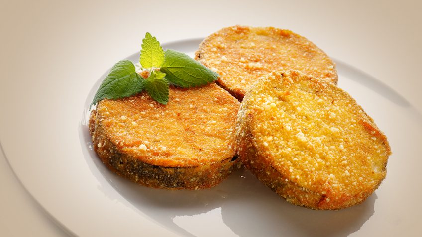 Ir para  <ul>
	<li>berinjela fatiada;</li>
	<li>100 g de queijo parmes&atilde;o ralado;</li>
	<li>2 ovos ligeiramente batidos;</li>
	<li>pimenta do reino a gosto;</li>
	<li>sal a...