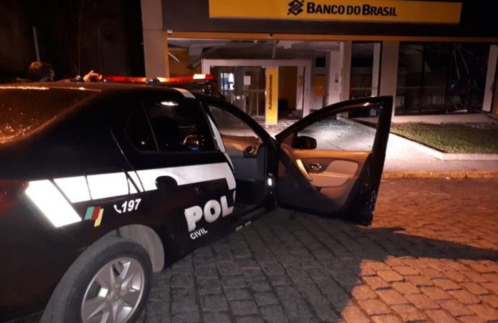 Ir para  <p>A criatividade no momento de arrombar bancos no interior do Rio Grande do Sul est&aacute; aumentando. Como se n&atilde;o bastasse o uso de explosivos, desta vez, os criminosos decidiram provocar um blecaute em Cangu&ccedil;u,...