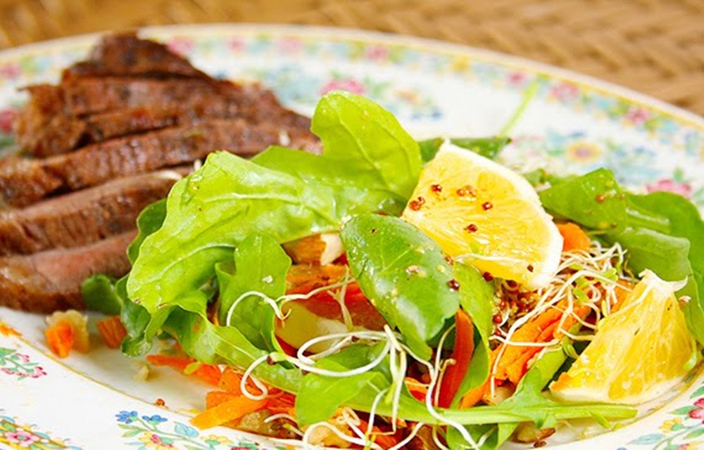 Ir para  <p>Peda&ccedil;os carne de churrasco;&nbsp;<br />
Suco de 4 laranjas;<br />
1 laranja descascada e cortada em rodelas finas;<br />
Azeite de oliva a gosto;<br />
Sal e pimenta a...