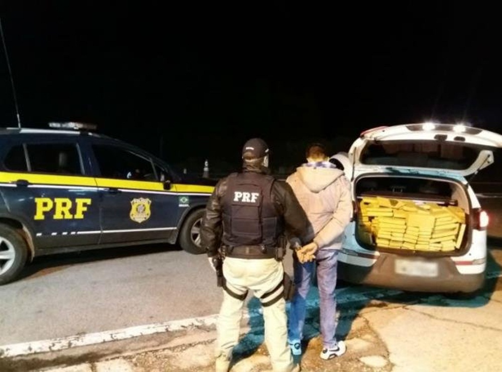 Ir para  <p>Mais uma intercepta&ccedil;&atilde;o do escoamento da safra de maconha paraguaia foi registrada no Rio Grande do Sul. Mais de meia tonelada da droga foi apreendida pela Pol&iacute;cia Rodovi&aacute;ria Federal na noite...