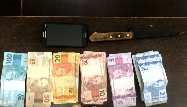 Ir para  <p><big>Na tarde desta segunda-feira, (16), dois indiv&iacute;duos, armados com uma faca, invadiram uma farm&aacute;cia no bairro Aeroporto, em Erechim, e anunciaram se tratar de um roubo. Eles renderam funcion&aacute;rios...