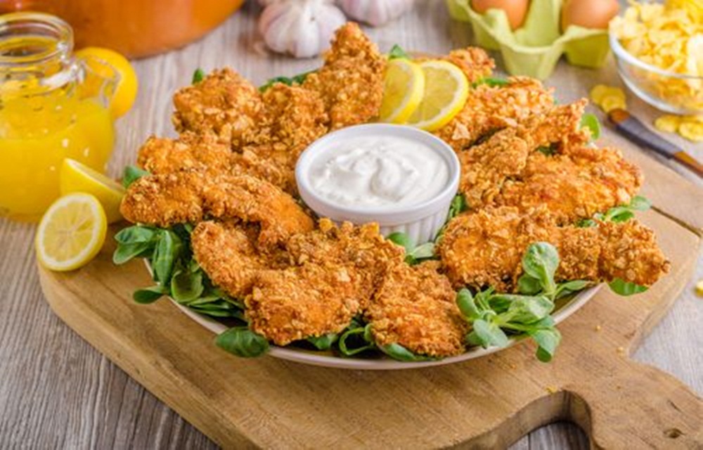 Ir para  <p>1 peito de frango;<br />
1 x&iacute;cara (ch&aacute;) de farinha de rosca;<br />
1/2 x&iacute;cara (ch&aacute;) de queijo parmes&atilde;o ralado no grosso;<br />
3 ovos batidos (ou 2 colheres...