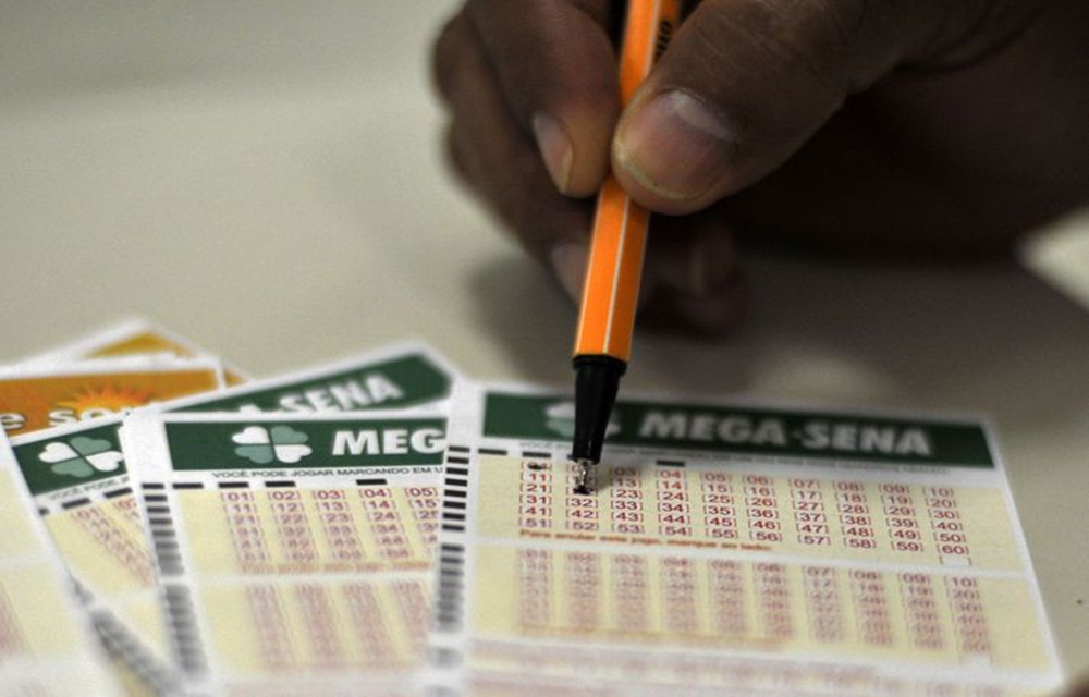 Ir para  <p>Quem acertar sozinho o pr&ecirc;mio principal do concurso 2.062 da Mega-Sena poder&aacute; colocar em sua conta banc&aacute;ria um pr&ecirc;mio de R$ 72 milh&otilde;es. Aplicado na poupan&ccedil;a ele renderia...