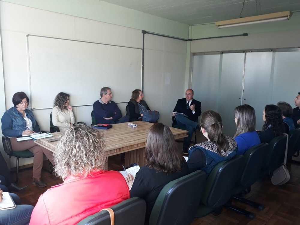 Ir para  <p>A RAE (Rede de Apoio &agrave; Escola) de Gaurama realizou uma importante reuni&atilde;o<br />
na ultima quarta-feira (18). Na oportunidade esteve presente, o Promotor que assumiu a<br />
Comarca de Gaurama, Dr....