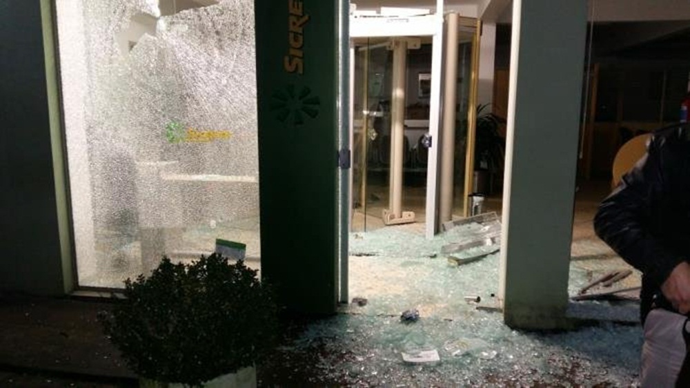 Ir para  <p>Criminosos explodiram, na madrugada desta sexta-feira, uma ag&ecirc;ncia banc&aacute;ria do Sicredi em Arroio do Padre, munic&iacute;pio da zona Sul do Estado, que tem menos tr&ecirc;s mil habitantes. A...