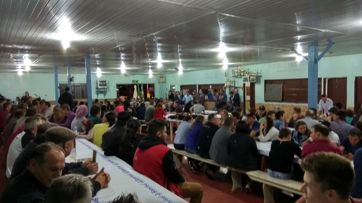 Ir para  <p>Foi realizado, na noite da &uacute;ltima sexta-feira (27/07), ato solene em homenagem aos agricultores que foram destaque na safra 2017/2018. A entrega dos certificados de reconhecimento por servi&ccedil;os prestados ocorreu no...