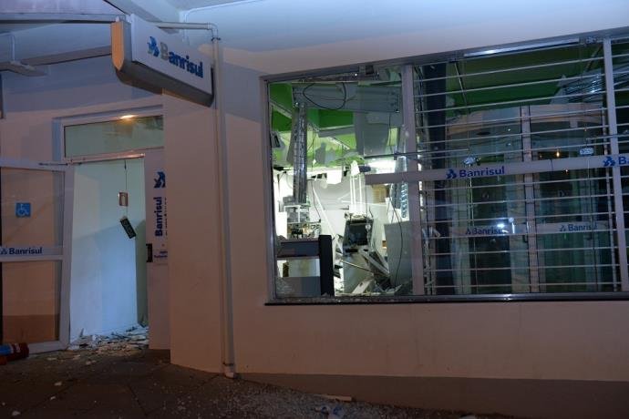 Ir para  <p>Uma ag&ecirc;ncia do Banrisul, localizada em Fontoura Xavier, cidade do Alto da Serra do Botucara&iacute;, foi invadida com ajuda de explosivos na madrugada desta quarta-feira. De acordo com a Brigada Militar (BM), criminosos...