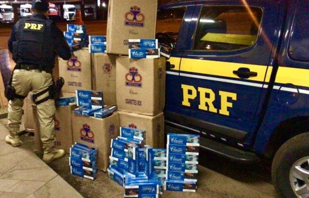 Ir para  <p>Cinco mil ma&ccedil;os de cigarro contrabandeados foi apreendida na noite dessa quarta-feira em Passo Fundo, no Norte do Rio Grande do Sul. Segundo informa&ccedil;&otilde;es da Pol&iacute;cia Rodovi&aacute;ria Federal...