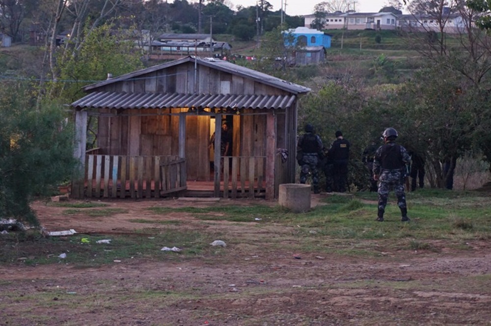 Ir para  <p>A Opera&ccedil;&atilde;o Terra Sem Lei, realizada pela Pol&iacute;cia Federal na aldeia ind&iacute;gena de Votouro, com o apoio do Ex&eacute;rcito e Brigada Militar, terminou com a pris&atilde;o de tr&ecirc;s...
