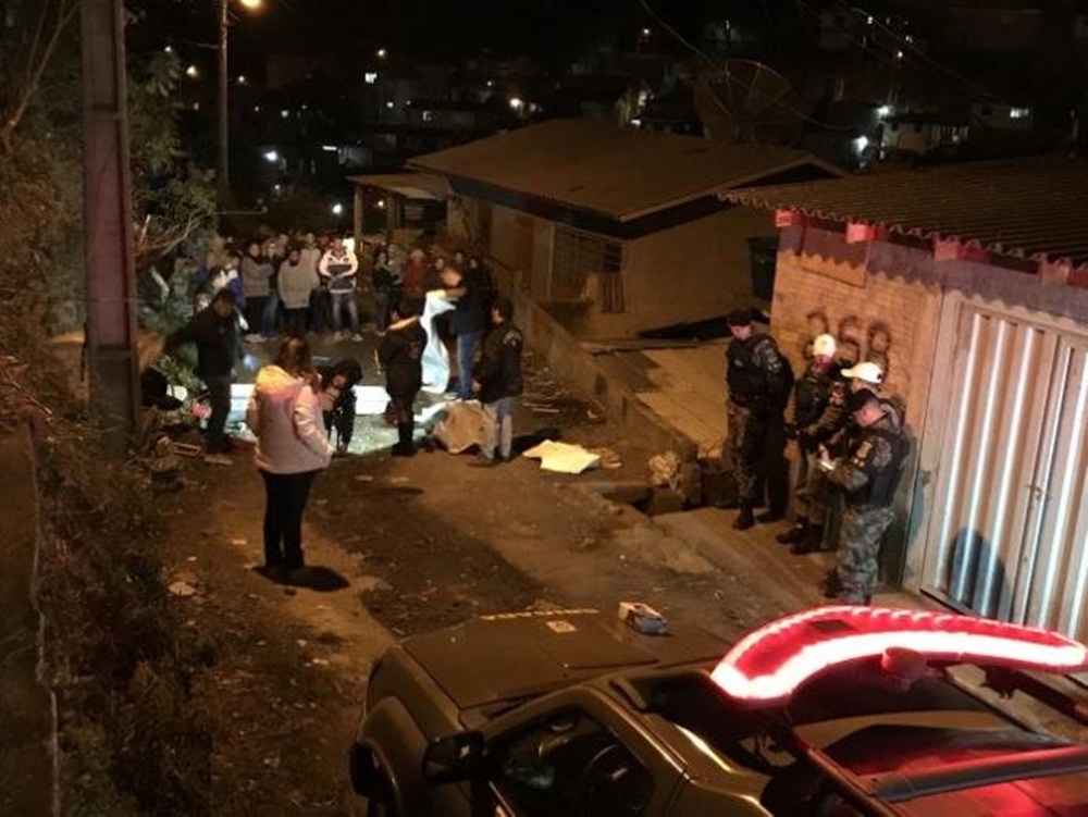 Ir para  <p>Caxias do Sul teve uma noite violenta, nessa quinta-feira. Seis pessoas foram assassinadas. No bairro Planalto houve uma chacina com quatro assassinatos. Duas mulheres e dois homens foram mortos a tiros em um local conhecido como...