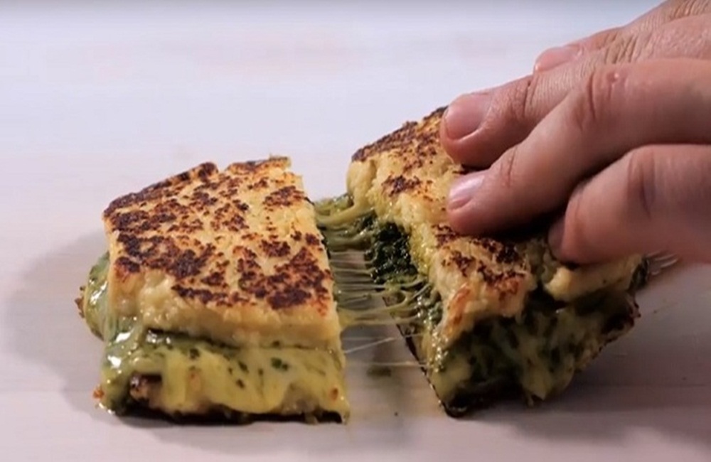 Ir para  <p>400g de couve-flor picada;<br />
&bull; 1 ovo;<br />
&bull; 1 x&iacute;cara (70g) de queijo parmes&atilde;o ralado;<br />
&bull; &frac12; x&iacute;cara (50g) de queijo mussarela;<br...