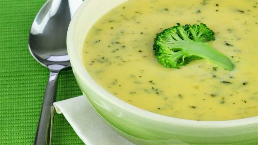Ir para  <ul>
	<li>2 colheres de sopa de azeite ou&nbsp;&oacute;leo de coco;</li>
	<li>1 cebola m&eacute;dia&nbsp;finamente picada;</li>
	<li>2 talos m&eacute;dios de aipo&nbsp;finamente...