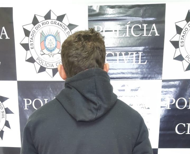 Ir para  <p><big>Na manh&atilde; desta quinta-feira (09) agentes da&nbsp;Delegacia Especializada de Furtos, Roubos, Entorpecentes e Capturas (Defrec)&nbsp;de Erechim, prenderam preventivamente E. A. S. de 24 anos. A...