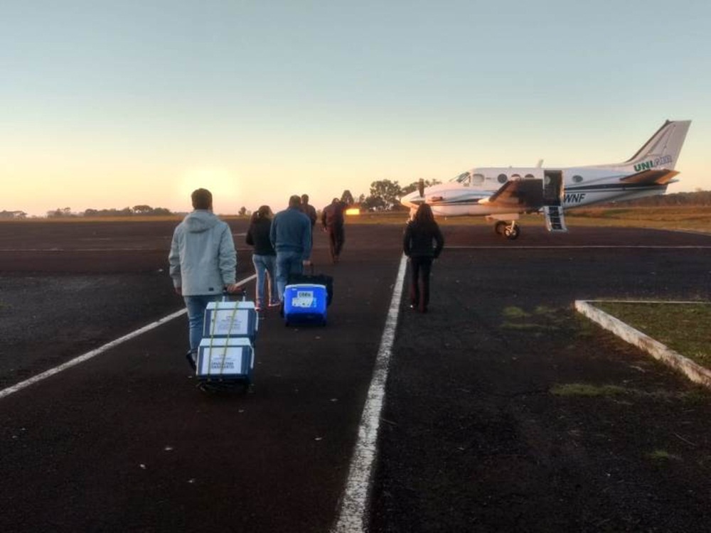 Ir para  <p><big>A&nbsp; equipe da Central de Transplantes do RS&nbsp; veio a Erechim na madrugada deste s&aacute;bado(18). O avi&atilde;o com m&eacute;dicos e enfermeiros pousou &agrave;s 04h20 e decolou minutos depois...