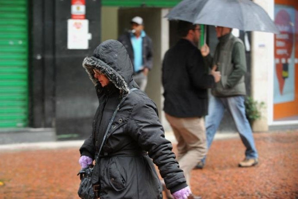 Ir para  <p>A frente fria que avan&ccedil;ou sobre o Rio Grande do Sul nesta segunda-feira derrubou as temperaturas durante a manh&atilde;. As marcas, por&eacute;m, s&oacute; devem ficar abaixo dos 5&ordm;C &agrave; noite,...