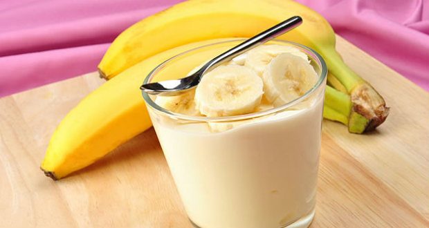 Ir para  <p>4 Bananas;</p>

<p>Polpa de 1 maracuj&aacute;;</p>

<p>Meia lata de leite condensado;</p>

<p>Bata em um mixer ou liqui a polpa do maracuj&aacute; com o leite condensado. Pique a banana...