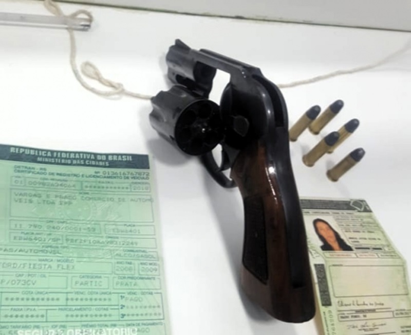 Ir para  <p>No in&iacute;cio da manh&atilde; desta sexta-feira (24), os policiais do 2&ordm; Esquadr&atilde;o do 3&ordm; RPMon da Brigada Militar efetuaram a pris&atilde;o de uma mulher por porte ilegal de arma de fogo em...