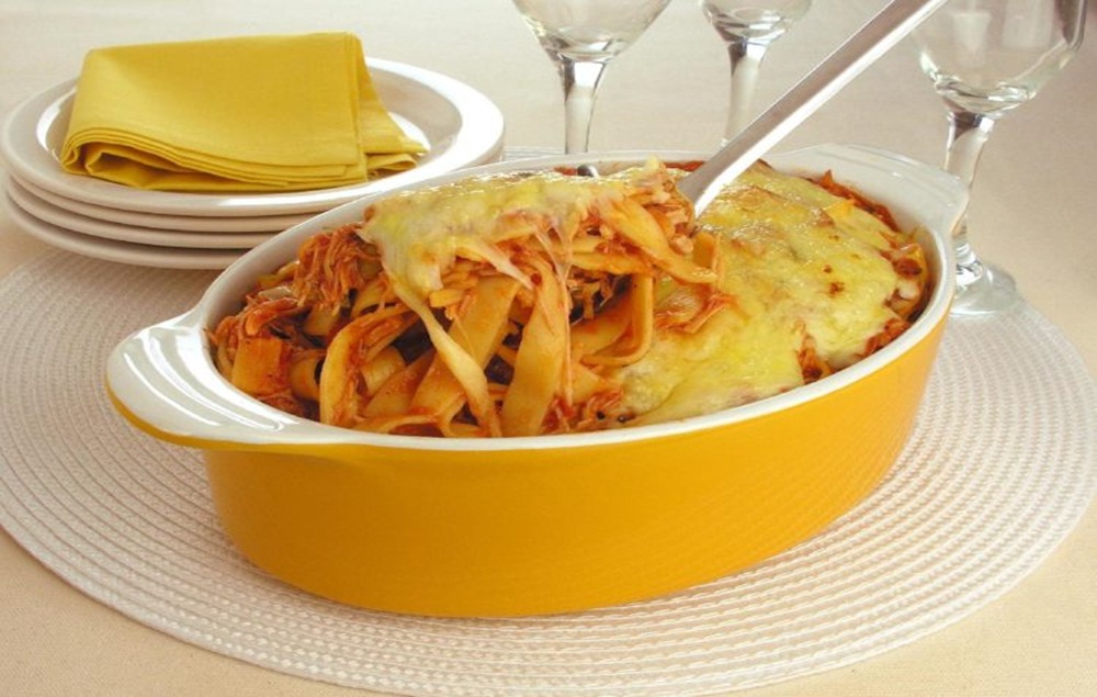 Ir para  <ul>
	<li>1 pacote de macarr&atilde;o talharim;</li>
	<li>1 copo de requeij&atilde;o;</li>
	<li>1 cubo de caldo de galinha;</li>
	<li>1 lata de molho pronto;</li>
	<li>300 g...