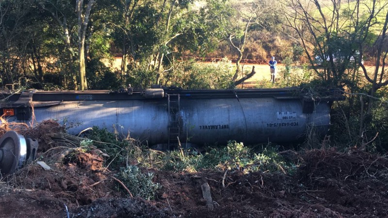Ir para  <p>Uma equipe da Divis&atilde;o de Emerg&ecirc;ncias Ambientais da Funda&ccedil;&atilde;o Estadual de Prote&ccedil;&atilde;o Ambiental (Fepam) avaliou os efeitos provocados pelo tombamento de um trem carregado de...