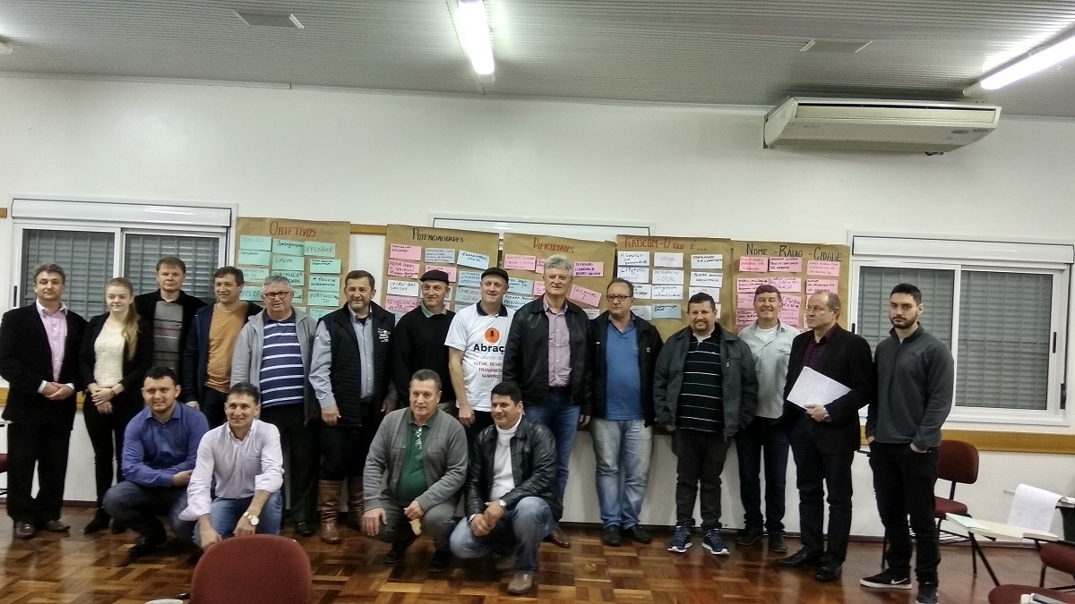 Ir para  <p><big>Representantes das r&aacute;dios comunit&aacute;rias do Alto Uruguai e dirigentes da Abra&ccedil;o RS, reuniram-se neste s&aacute;bado (01), durante a manh&atilde;, no Semin&aacute;rio de...