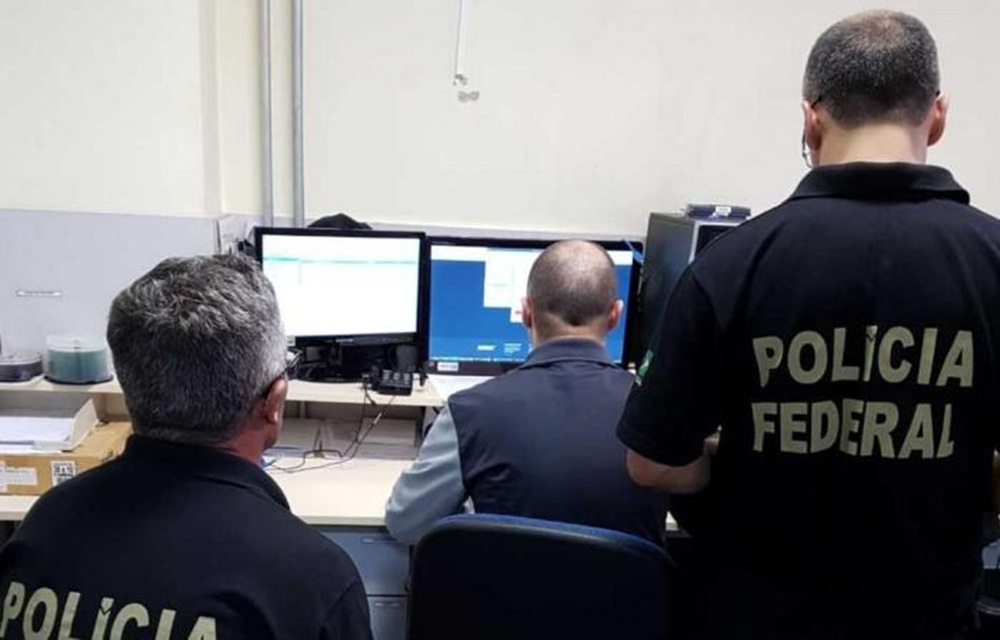 Ir para  <p>Em mais uma etapa da Opera&ccedil;&atilde;o Efeito Colateral, a Pol&iacute;cia Federal (PF) e o Minist&eacute;rio P&uacute;blico Federal (MPF) cumpriram na manh&atilde; desta quarta-feira (5) seis mandados de...