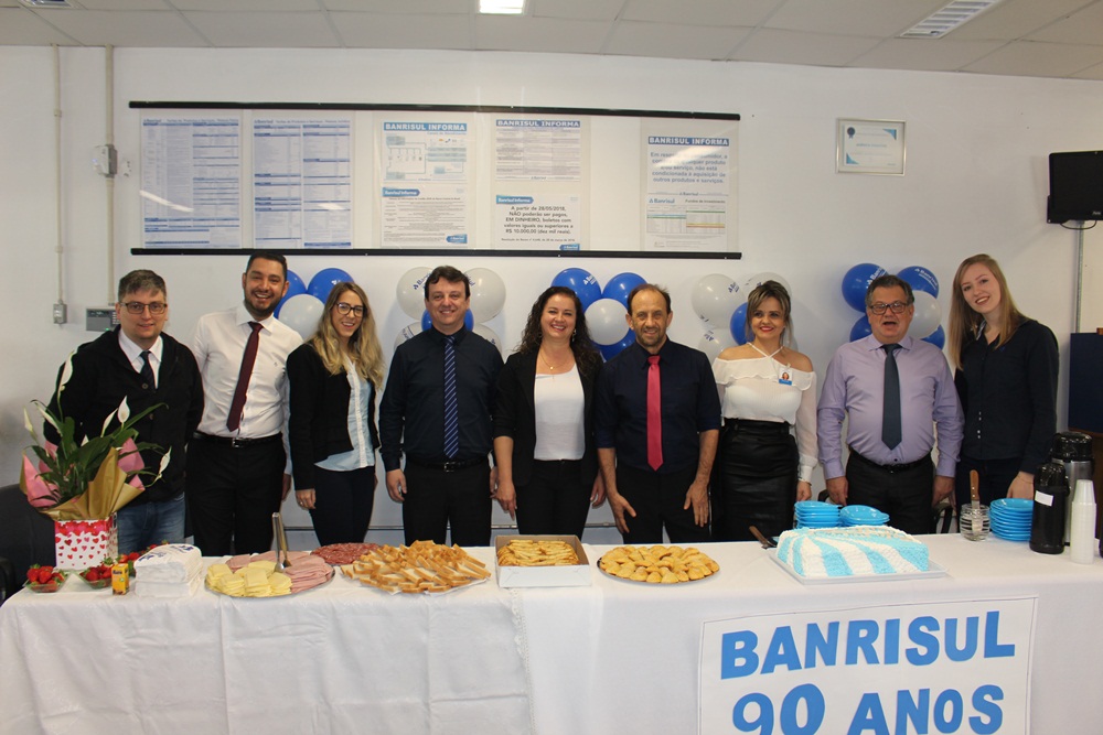 Ir para  <p>O Banrisul (Banco do Estado do Rio Grande do Sul) comemorou, nesta quarta-feira, 90 anos de atua&ccedil;&atilde;o no RS. Ag&ecirc;ncias de todo o estado promoveram coquetel aberto ao p&uacute;blico durante o...