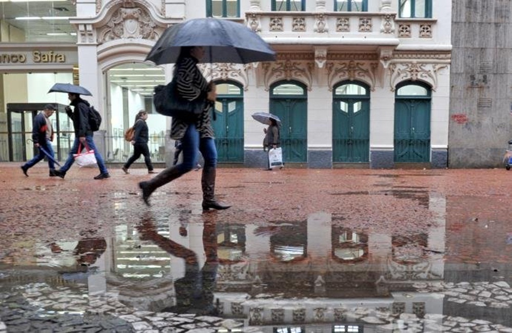 Ir para  <p>Muitas nuvens cobrem o Rio Grande do Sul nesta segunda-feira devido &agrave; presen&ccedil;a de &aacute;reas de instabilidade que atuam no Sul do Brasil com chuva em diversos pontos. Chove no decorrer do dia na maioria das...