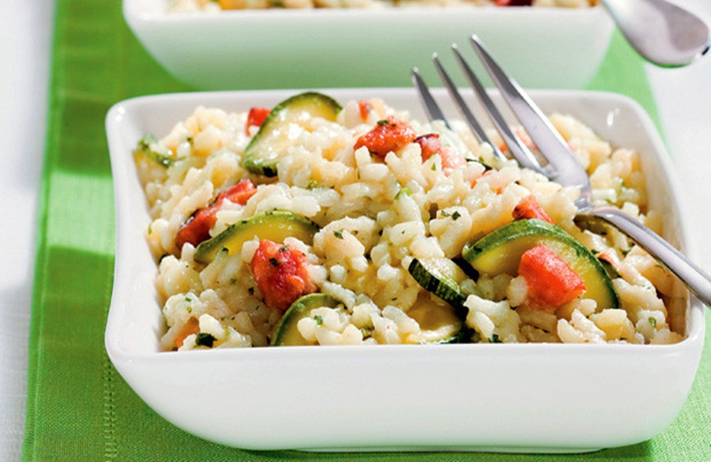 Ir para  <p>1 cebola pequena ralada;</p>

<p>1 abobrinha pequena ralada;</p>

<p>1 xicara de arroz;</p>

<p>1 colher de sobremesa margarina;</p>

<p>1/2 x&iacute;cara de ch&aacute;...