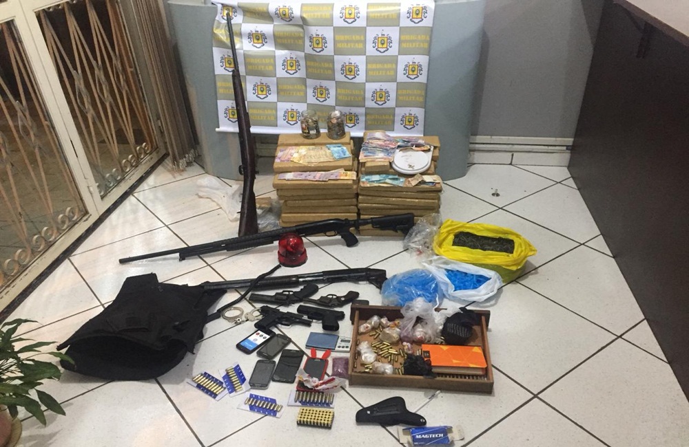 Ir para  <p>Quatro homens que vinham sendo monitorados pelo servi&ccedil;o de intelig&ecirc;ncia da Brigada Militar, foram presos na noite desta ter&ccedil;a-feira(18), com dois carros clonados, cerca de 70 kg de maconha, sete armas,...