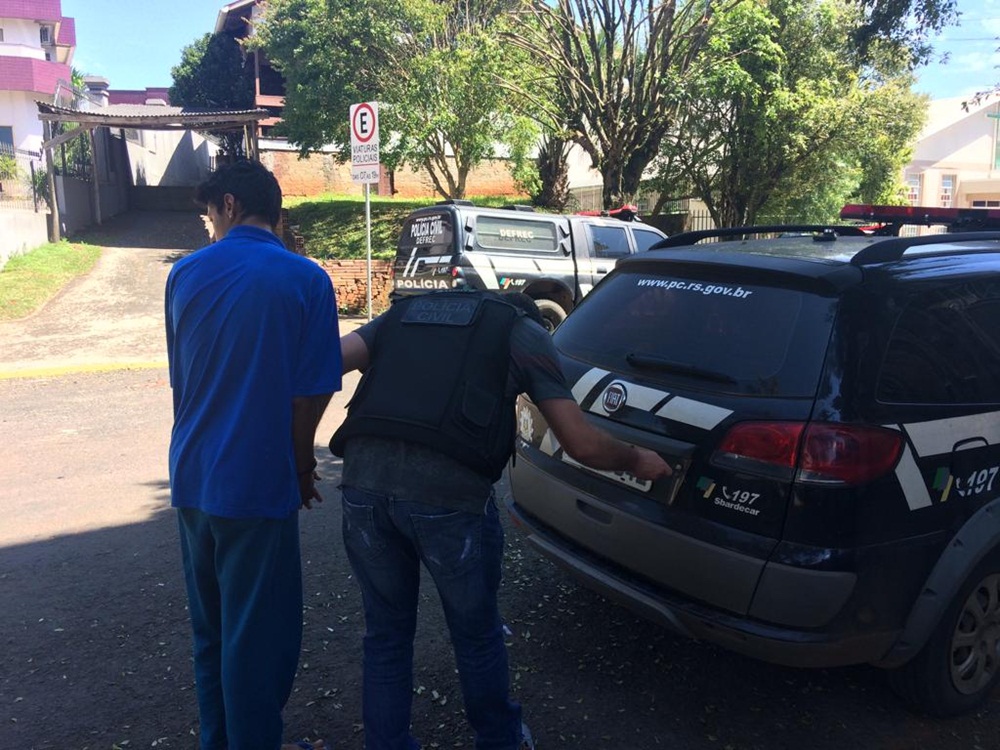 Ir para  <p><big>Dois jovens um de 15 e outro de 18 anos foram apresentados na Delegacia de Pol&iacute;cia de Pronto Atendimento (DPPA) de Erechim, no final da manh&atilde; desta sexta-feira (21), acusados como sendo os autores do...